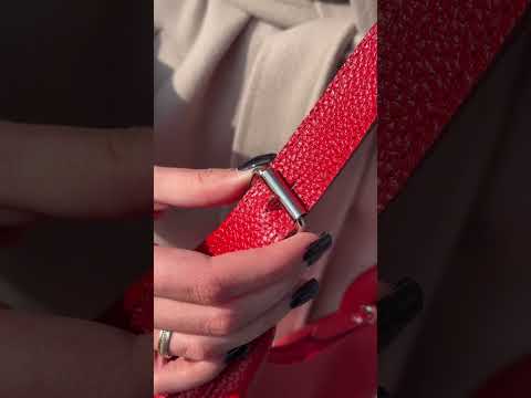 Стильна червона сумка з натуральної шкіри в стилі casual на плече, Містка жіноча сумка для роботи - фото 1 - id-p2217961938