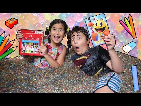 PROCURANDO MATERIAL ESCOLAR NA PISCINA DE ORBEEZ | MARIA CLARA E JP