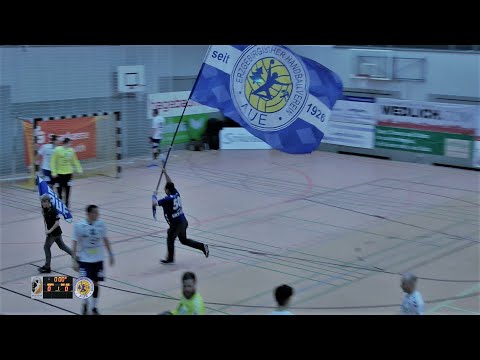 3.Liga Ost: Einlauf von EHV Aue mit großer Fahne, HaSpo Bayreuth mit kleinen Einlaufkindern