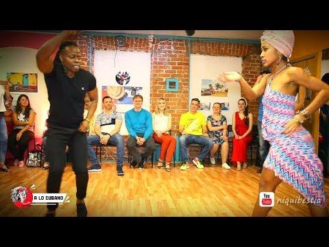 Chichi Gutierrez con Lisandra García - Timba a la cubana en una fiesta rusa - rumba #salsacubana