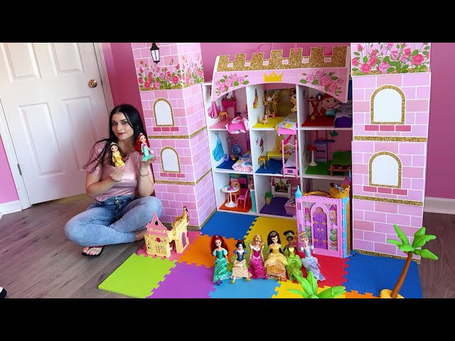 Vídeo relacionado con Mattel Disney Princess Set de juego de armario portátil con forma de castillo, con 2 conjuntos de moda para princesas, 25 accesorios, tocador y almacenamiento, juguete +3 años (HXC20)