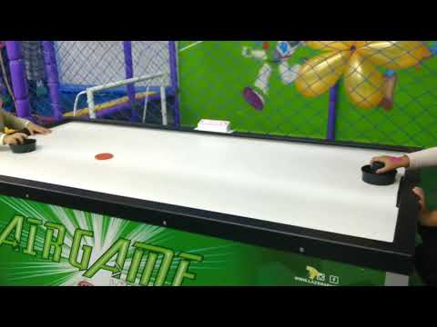 Laura Florencio e vitória brincando com mesa de Air hockey