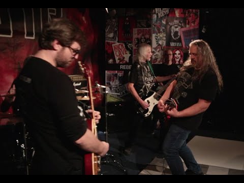 LAUTR - Pak si z okna skočila (Lyrics videoclip)