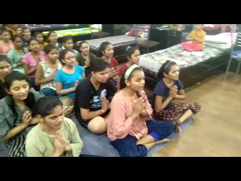 सबके कल्याण की कामना के साथ संध्या वंदन करती छात्राएं