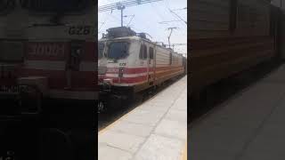 ゆっくりとホームに入るインド鉄道の客車列車 Indian railway WAP-5 with passenger coach #インド鉄道 #wap5 #indianrailways #客車列車