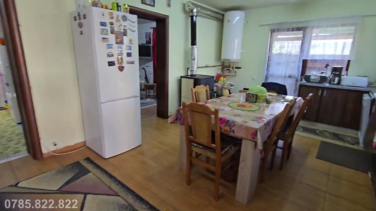 Casa de vanzare cu 6 camere 2 parcari curte libera 200 mp in Selimbar - Video