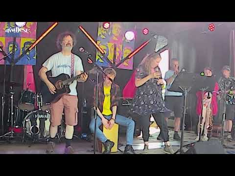 Woo! performing at Twyfest 2025