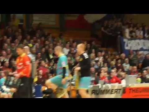 DJ Maik Valentin heizt die Anhalt-Arena ein