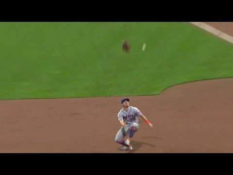 Ground Ball Knocks JD Davis’ Glove Right Off His Hand