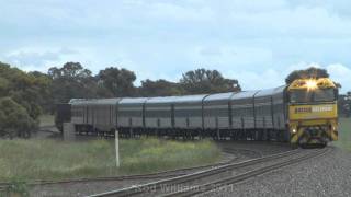 preview picture of video 'The Overland through the reverse curves at Kiata : Australian trains and railroads'