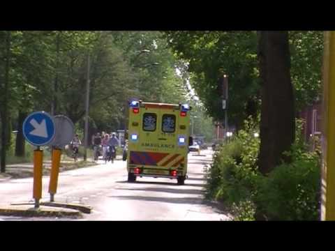 Ambulance 15-110 Den Haag met spoed naar ziekenhuis