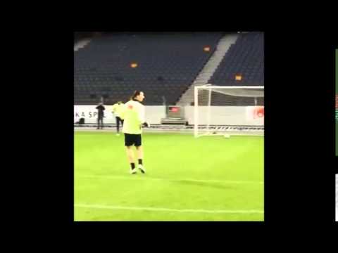 Ibrahimovic faz gol de cobertura e depois de voleio em treino