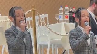 אחים תאומים יהודים שרים באירוע, בצורה מתוקה מאוד