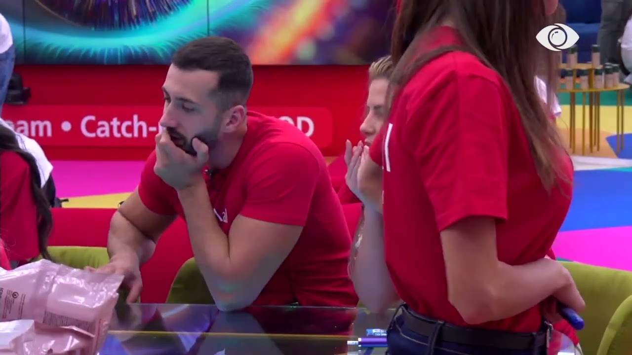 Fillon sfida! Të ndarë në grupe, banorët nisin të shkruajnë tekstin e këngës