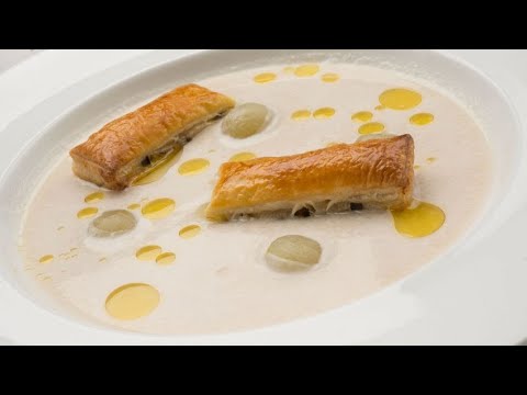 Receta de ajo blanco con hojaldres de aceituna - Karlos Arguiñano