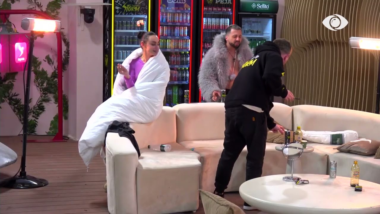 “Ja ku jemi të fortë si cikloni, nuk mund të na përballoni…”/ Gjesti dhe Egli këndojnë në oborr