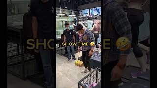 Download lagu PRANK BAWA KABUR SEPATU DARI TOKO. UNTUNG GA DITANGKEP SECURITY. 🤣🏃‍♂️💨 mp3
