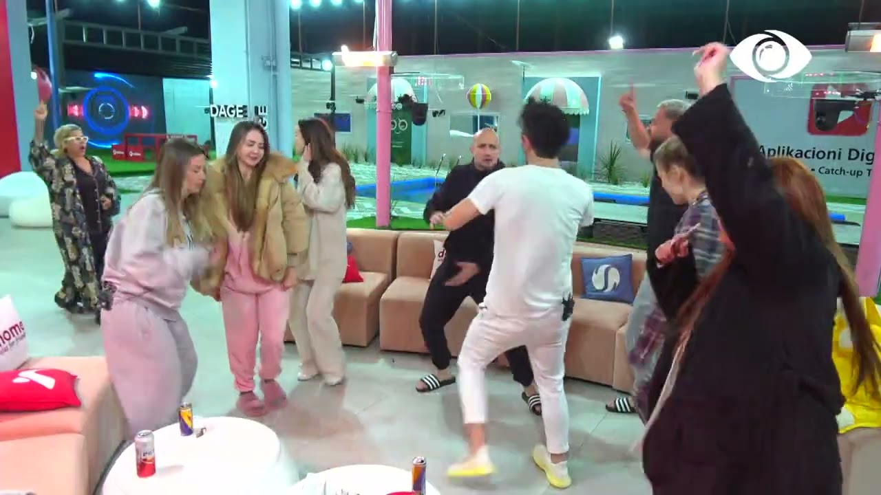 Banorët këndojnë dhe kërcejnë të gjithë bashkë