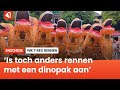 Oeroude race in centrum Enschede: veertig mensen in dinopak over Oude Markt