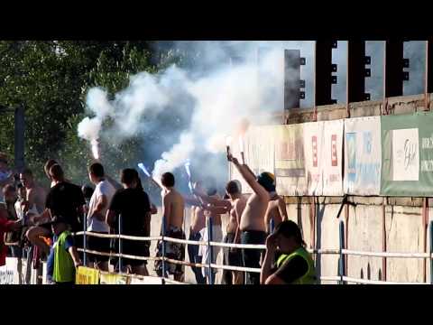 SK Dětmarovice - MFK Karvina (B) 16.06.2012 Kibice Karwiny odpalają race