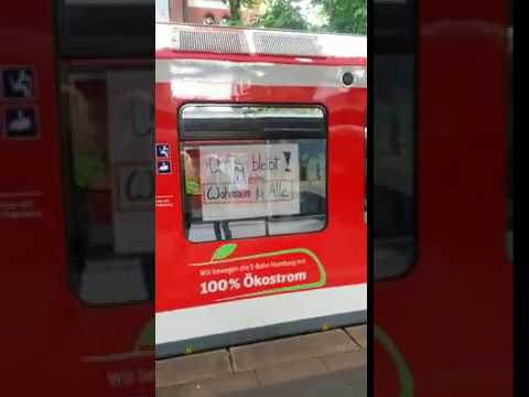 Wohnprojekt UnfugBleibt fährt S-Bahn in Hamburg