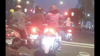 【車禍影片】 想闖紅燈擦撞前面機車（2023.03.08 台北市萬華區中華路一段