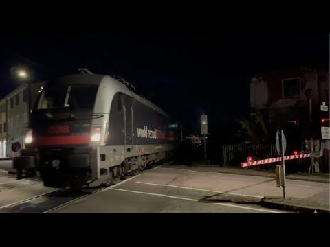 TANTISSIMI TRENI IN TRANSITO AL PASSAGGIO A LIVELLO A SEMIBARRIERE DI VIA ZANARDI