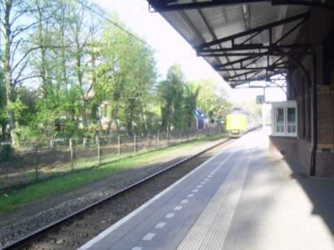 2 ICMM treinen stellen rijden keihard door in station Nunspeet