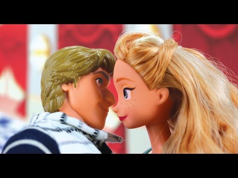 Frozen Anna y Kristoff se Besan y Regresan. Con Elsa y la Prima Mala Alse y Barbie. Video