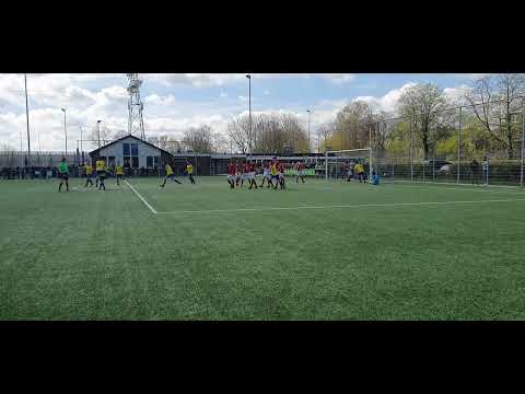 Enrique Herrera schiet vrije trap raak tegen Saestum