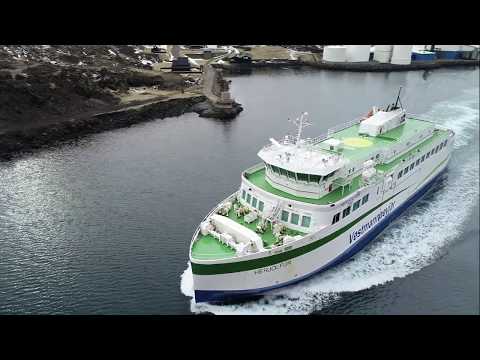 Herjólfur siglir út frá Eyjum í blíðu veðri.