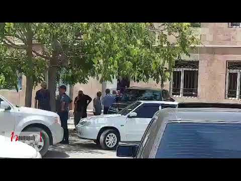 Մեքենաների եւ մարդկանց ահռելի կուտակում` 16/19 ընտրատեղամասի դիմաց