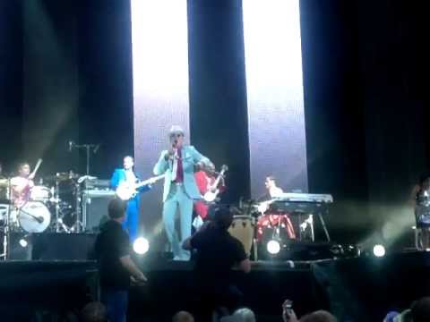 Jan Delay Endstation 17.08.11 Intro  "Rave against the machine"