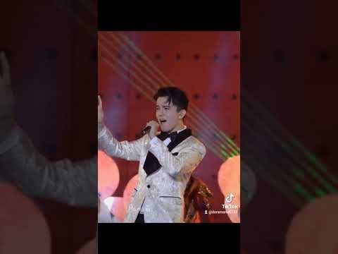 Dimash divertido em modo flamenco e árabe.