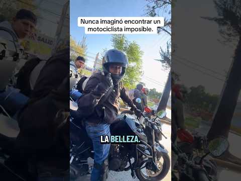 Conductor felicita a biker por tener todo en regla con su moto deportiva.