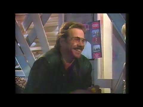 Götz George küsst Stefanie Tücking (Formel Eins)