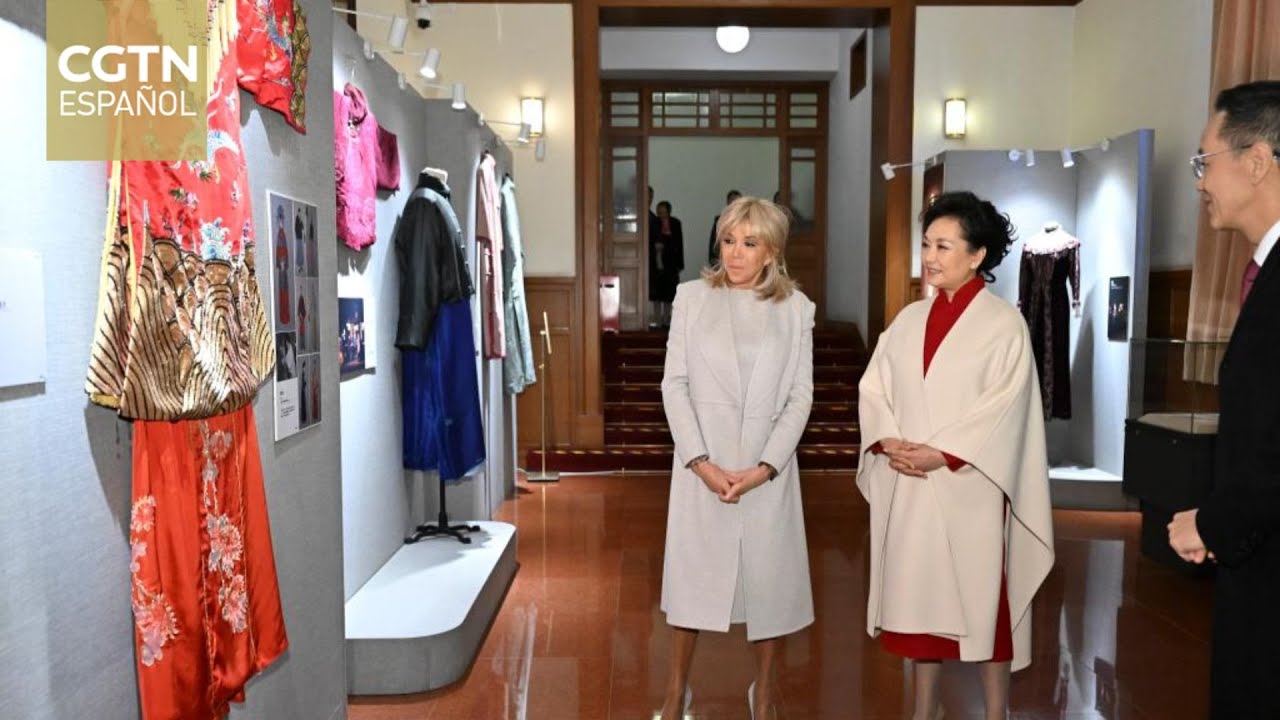 Peng Liyuan y Brigitte Macron visitan el Teatro de Arte Popular de Beijing