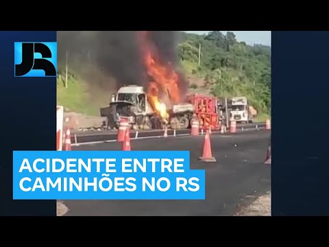 Acidente entre caminhões que transportavam cargas inflamáveis causa incêndio no RS