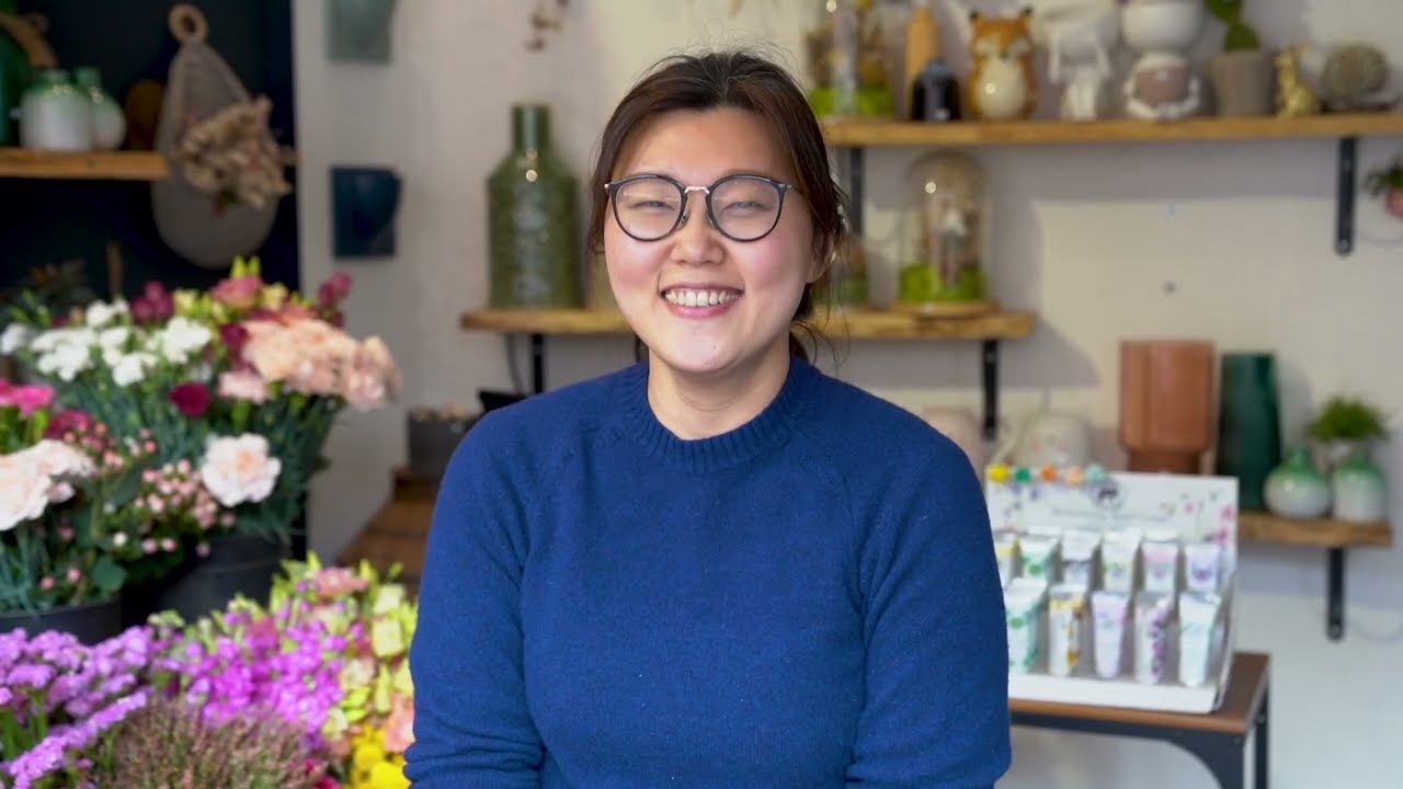 Composez votre bouquet de fleurs de saison - Vidéo