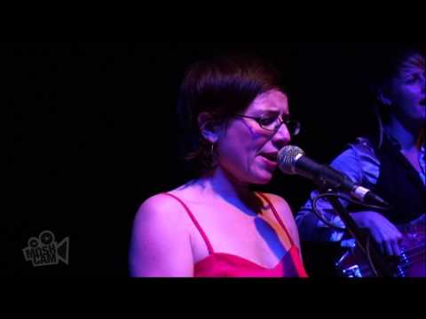 Elana Stone - Tug Boats (Live in Sydney) | Moshcam