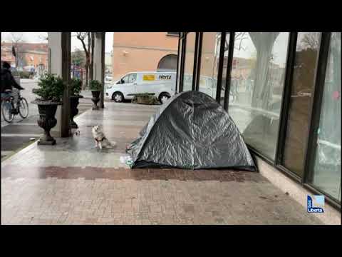 Tenda da campeggio davanti al grattacielo: è il riparo di un senzatetto. Allertata Caritas