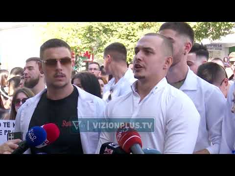 Mjekësia vazhdon bojkotin, marshojnë para Ministrisë së Arsimit dhe protestojnë - Vizion Plus