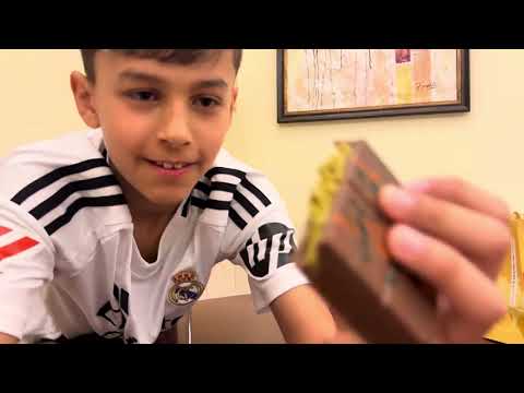 Darian probiert die original Dubai Schokolade in Dubai