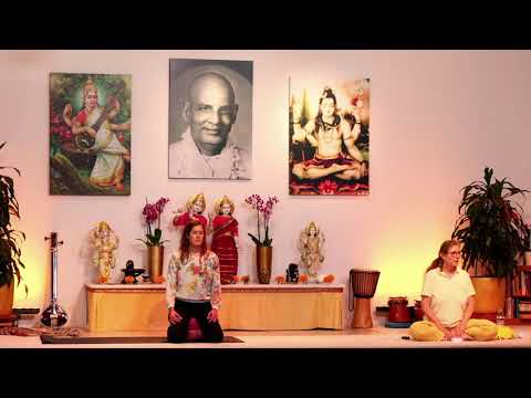 Yoga Vidya Mittelstufe Live mit Ananda Devi - 16:15 Uhr  16.09.2021