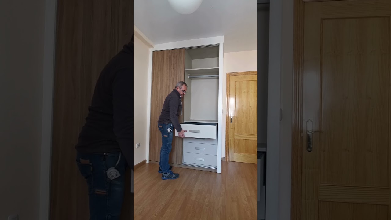 Armario empotrado sin obra. Armario de corredera lacado blanco con puertas de nogal.