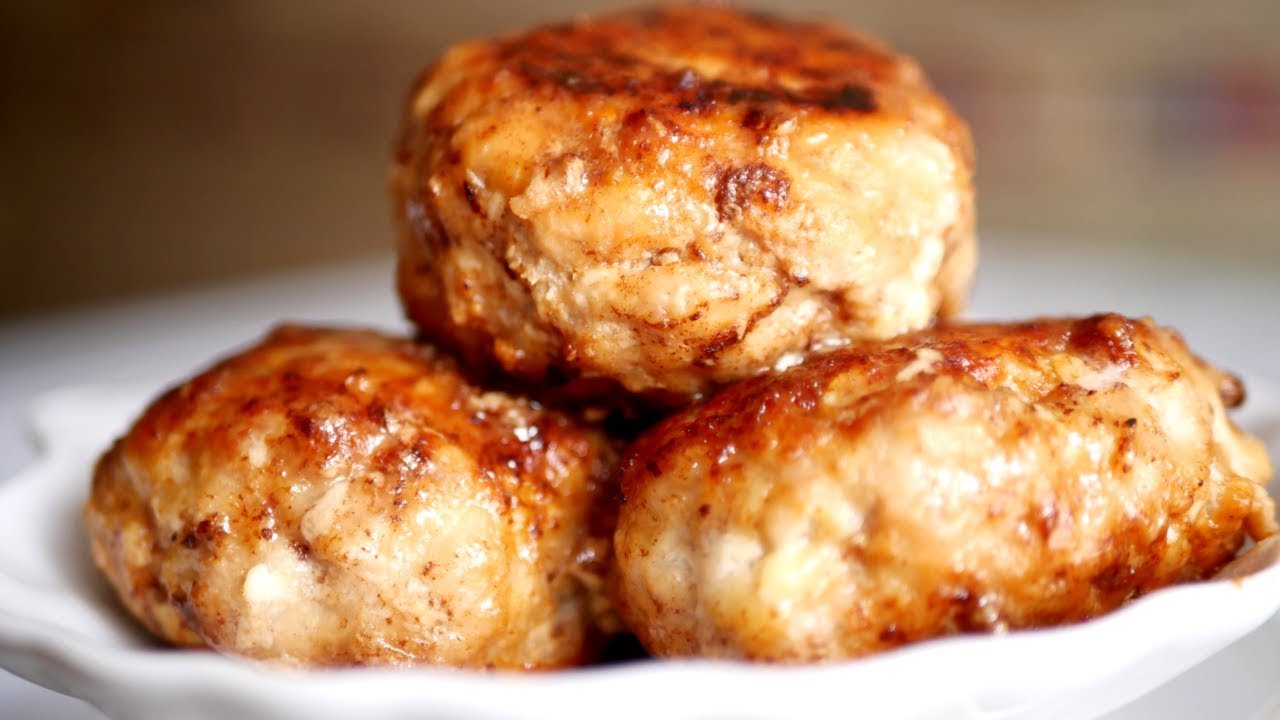 Куриные котлеты с сыром внутри. Котлеты из фарша с сыром. Котлета внутри. Котлета из фарша с сыром внутри. Биточки с сыром.