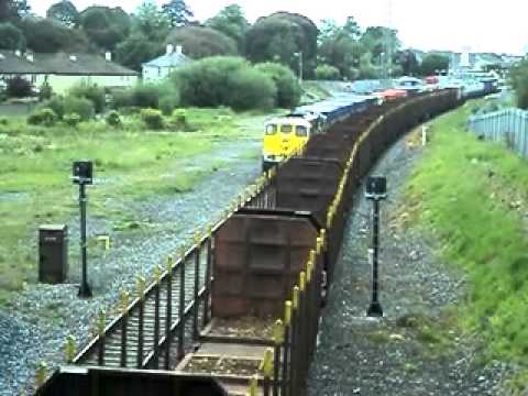 Irish Rail 071 class locos crossing in Athy train station