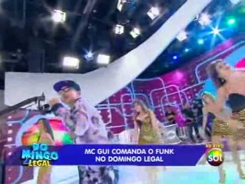 Domingo legal MC Gui canta sucessos no palco 08/12/2013