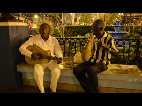 Dupla cubana apresenta músicas no Parque Céspedes de Santiago de Cuba