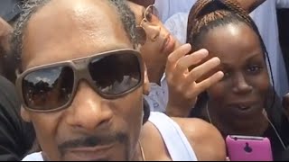Snoop Dogg stops by the hood to let southpark shawty on his tourbus